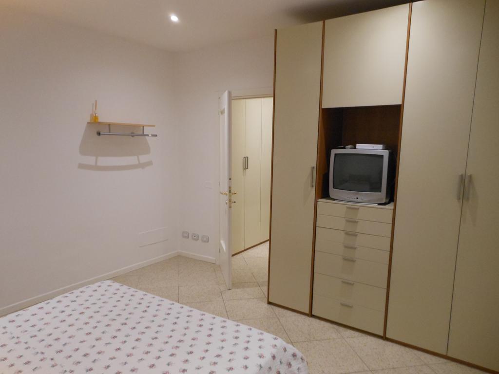 B&B La Luna Dal Borgo Ези Экстерьер фото