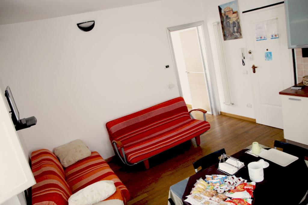 B&B La Luna Dal Borgo Ези Экстерьер фото
