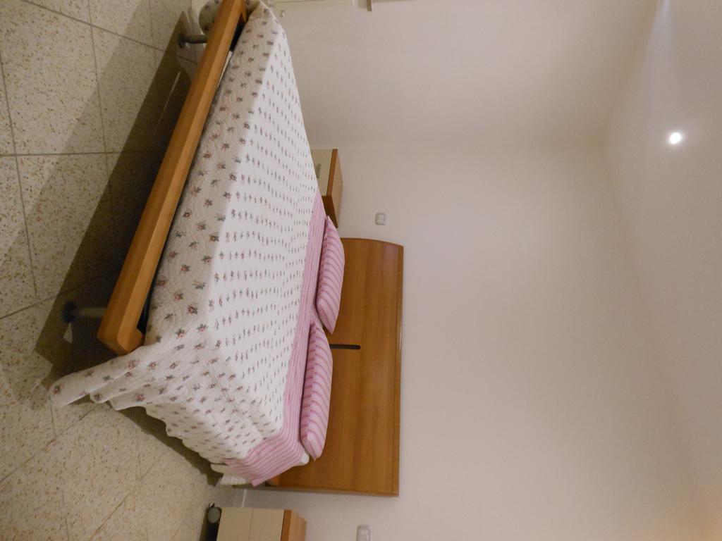 B&B La Luna Dal Borgo Ези Экстерьер фото