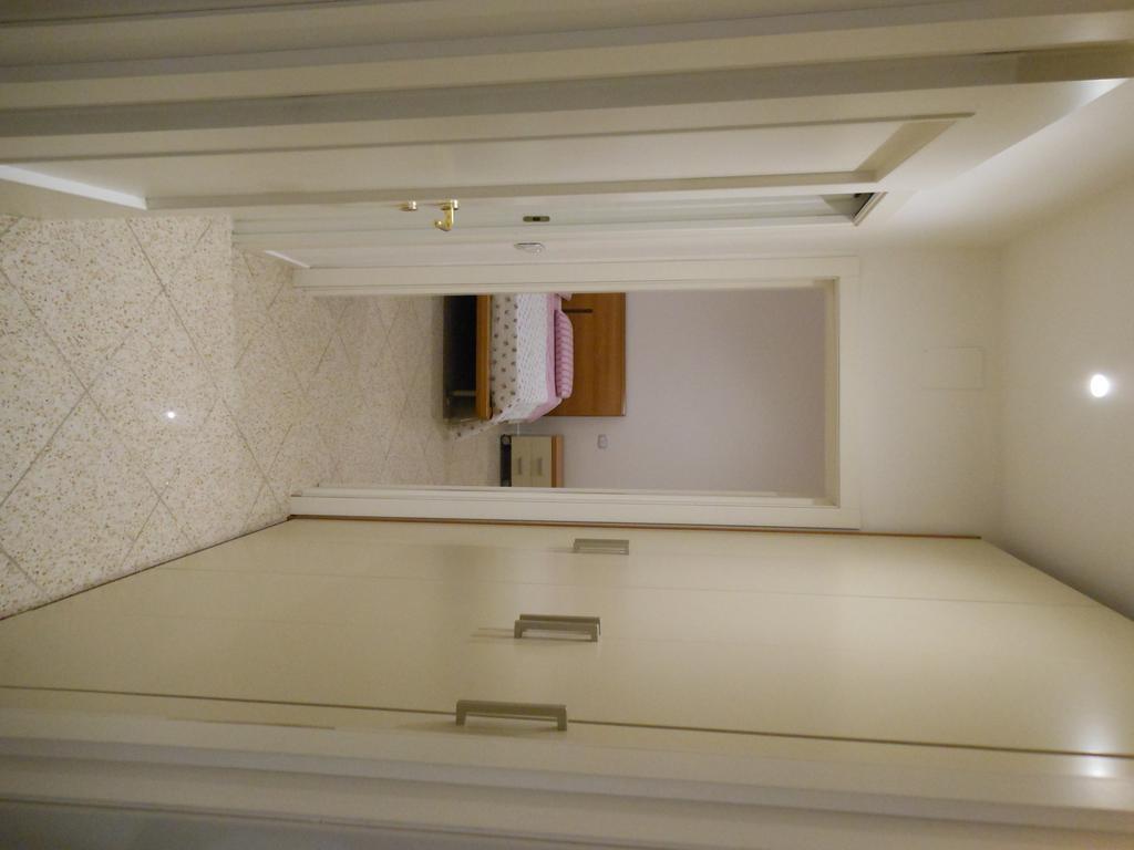 B&B La Luna Dal Borgo Ези Экстерьер фото